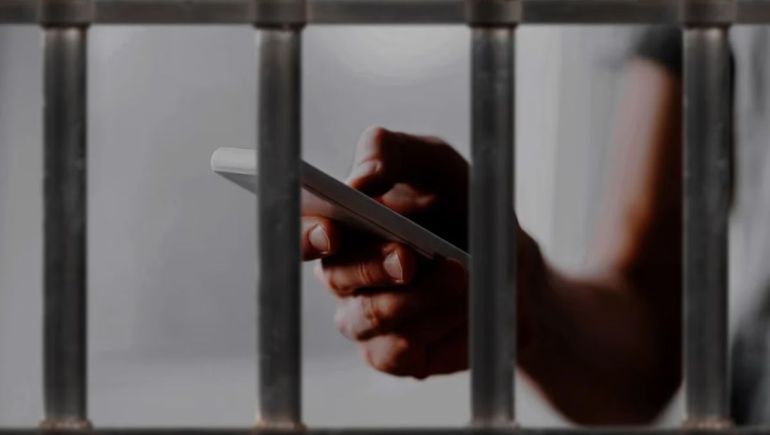 Las autoridades buscan frenar la comunicación delictiva mediante el control y bloqueo de celulares dentro de los penales
