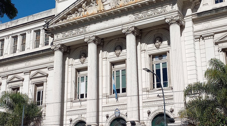 Fachada emblemática de la Facultad de Ciencias Económicas UBA: sede del Ceegem y epicentro académico sectorial.