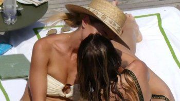 ¿miley cyrus se separo de su esposo por una mujer?
