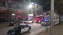 tension por un incendio sobre un local de baterias: perdidas totales y dos mascotas involucradas