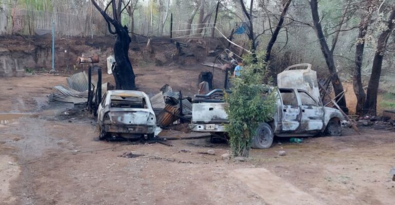 Las llamas consumieron todo en barrio Parque Reserva en Vista Alegre / Foto