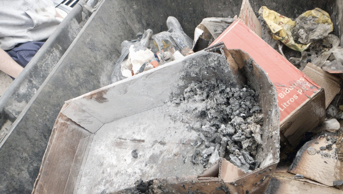 Denuncian que arroja brasas encendidas a un contenedor y genera incendios