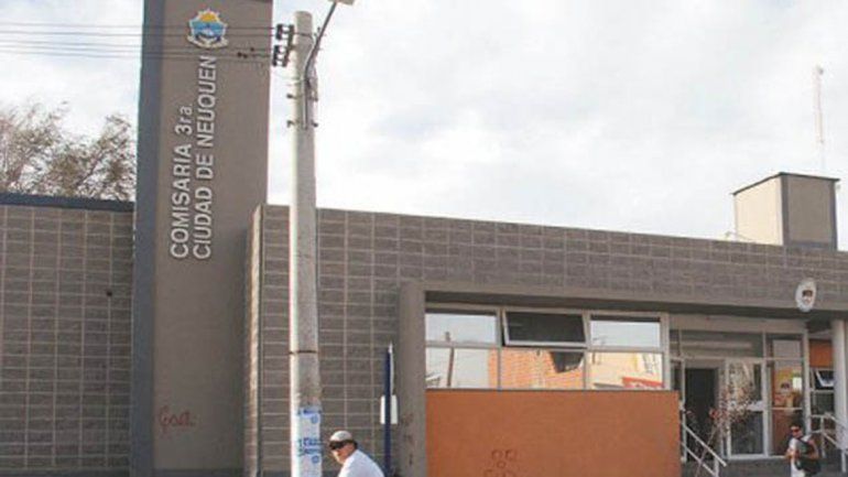 Policía a la cárcel por golpear a un hombre demorado