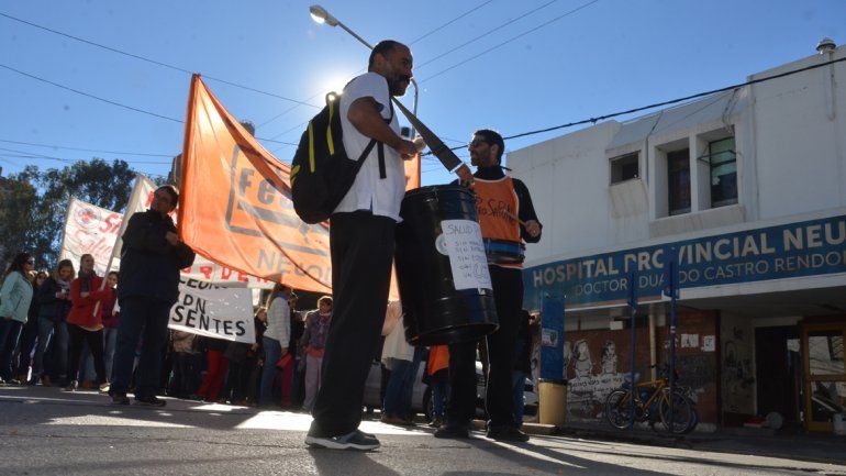Médicos se movilizan por el centro y paran toda la semana