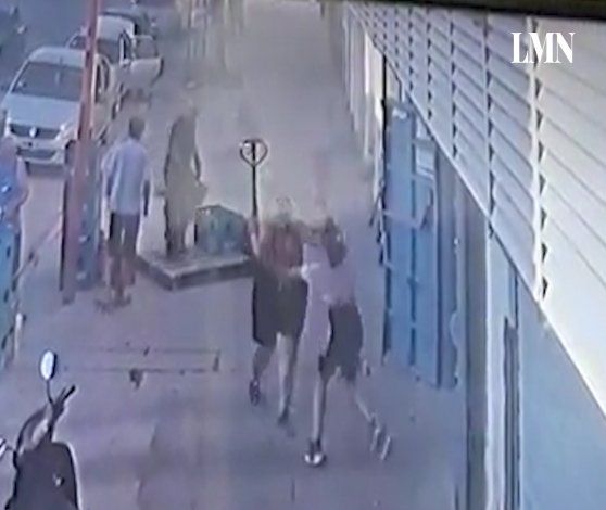 La atacó con un fierro en la cola de un supermercado chino