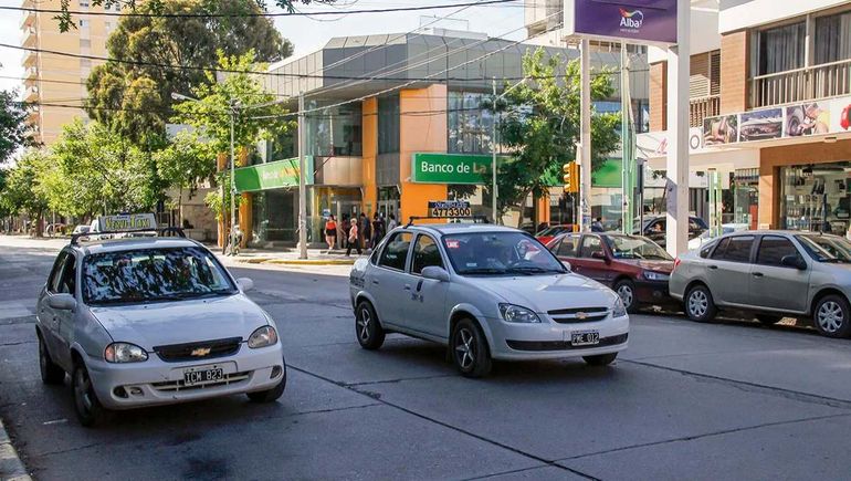 La pasajera de un taxi abrió la puerta y tiró a una ciclista / Foto Archivo