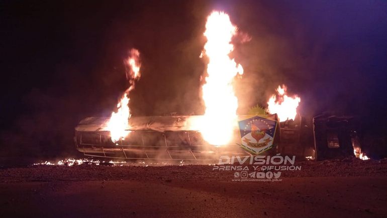 Volcó un camión lleno de petróleo y explotó: el conductor está internado