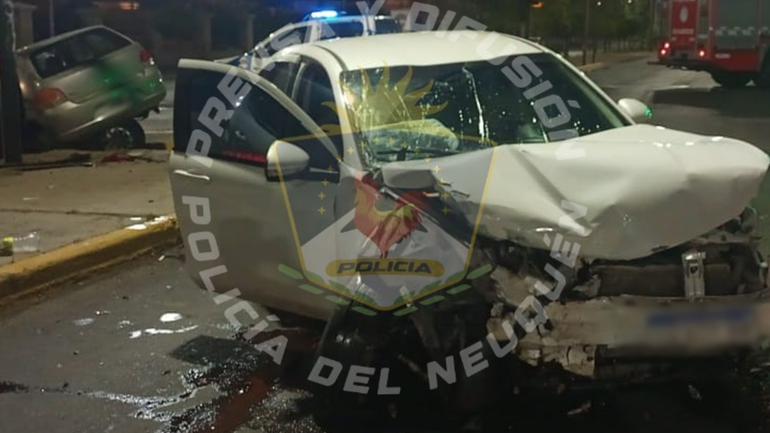 El violento choque se registró en la madrugada en Avenida Mosconi y El Cholar