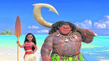 La morena, junto al semidiós Maui, quien la guiara en su aventura para convertirse en una experta navegante. La morena, junto al semidiós Maui, quien la guiara en su aventura para convertirse en una experta navegante.