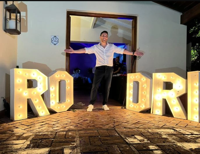 El periodista hizo una fiesta para 100 personas en la casa de campo de Luli Fernández.