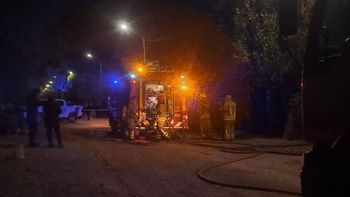 Tres dotaciones de bomberos trabajaron en el incendio del barrio 10 de Febrero. Tres dotaciones de bomberos trabajaron en el incendio del barrio 10 de Febrero.