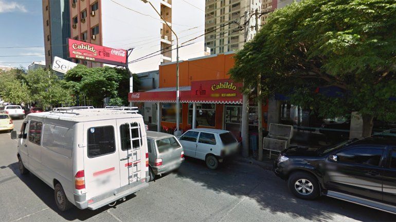 Se sentó en la grúa para impedir que se lleven su auto mal estacionado en la zona bancaria