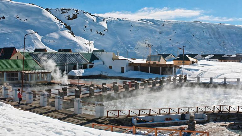 Las Termas de Copahue rodeada de nieve. Las Termas de Copahue rodeada de nieve.