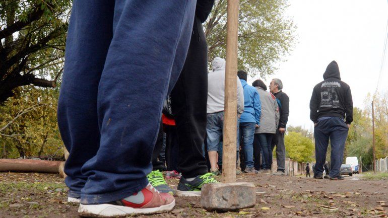 Unas 50 personas con mazas