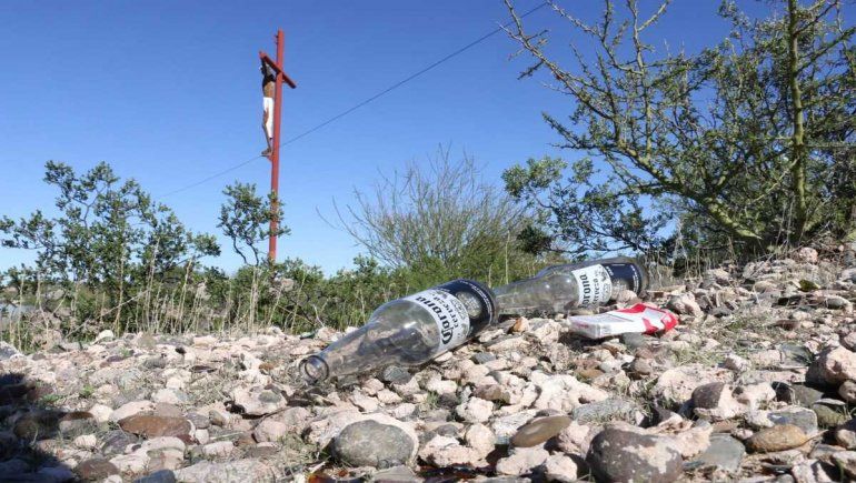 Usan el mirador de la barda como bar y basural: tiran botellas y hasta perros muertos