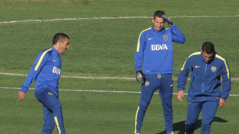 El jugador del pueblo no se pone la careta. Tevez desafía los riesgos y jugaría a cara limpia con nariz fracturada.