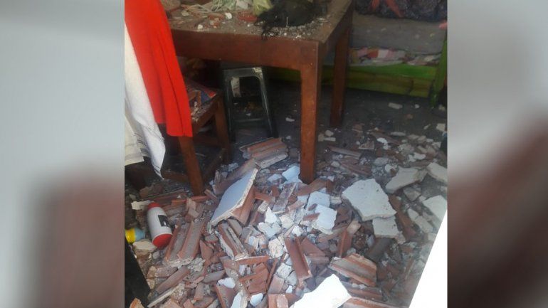 Dormía con su hijo y se le cayó el techo del lugar que alquilaba