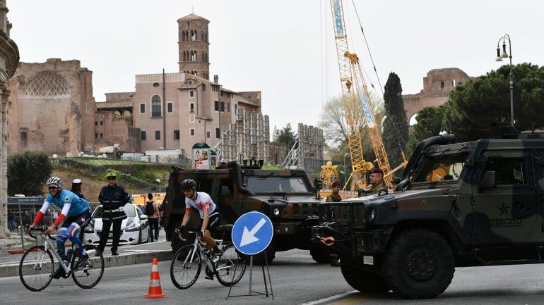 7000 agentes de las tres fuerzas de7000 agentes de las tres fuerzas de la policía italiana custodian todo. la policía italiana custodian todo.