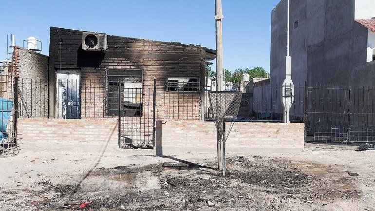 Una familia quedó en la calle tras un voraz incendio