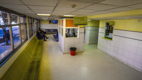 Muy poca gente circulaba ayer por el hospital más importante de la provincia, luego de que se restringiera el acceso de personas.