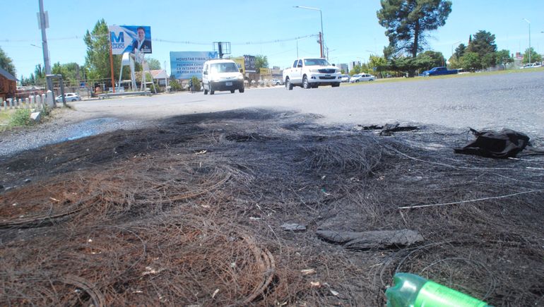 Un mes después del piquete, aún hay basura en la rotonda