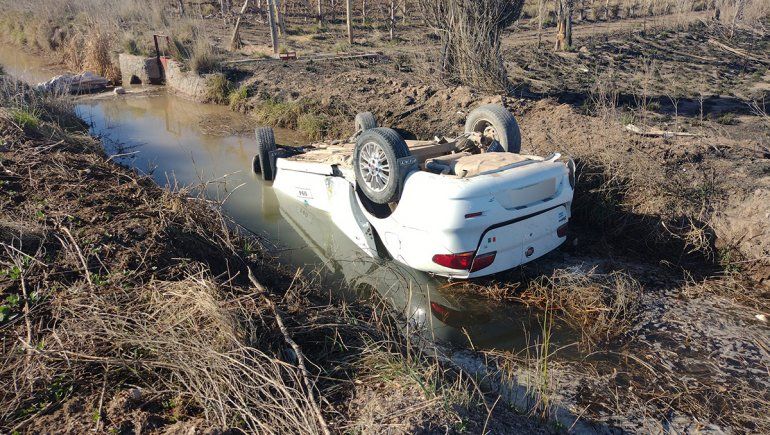 Ruta 65: robó un taxi, la Policía lo persiguió y volcó