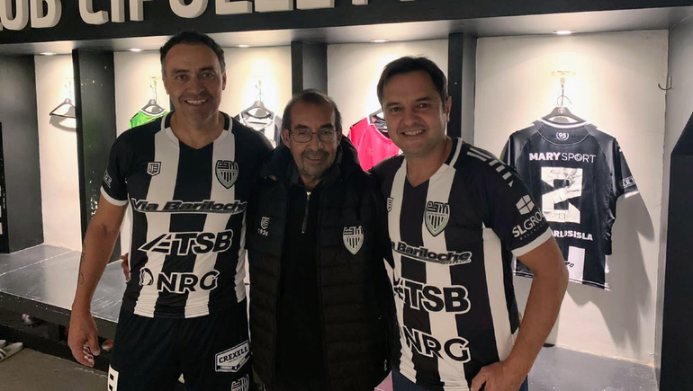 Miguel junto a Anibal Iachetti y Attilio Scoppel en el vestuario del Albinegro.&nbsp;
