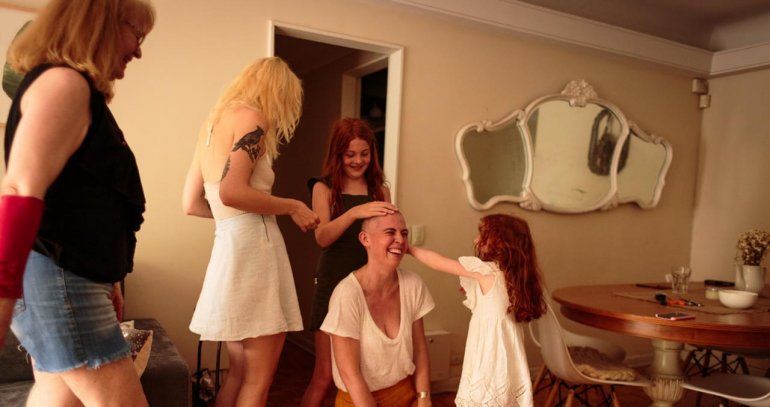 Hizo de su rapada por el cáncer un momento divertido con sus hijas