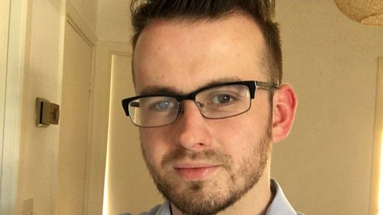 Un parásito lo dejó ciego por bañarse con lentes de contacto