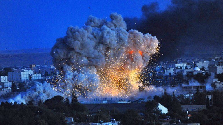 Una de las primeras imágenes del bombardeo francés en el este de Siria