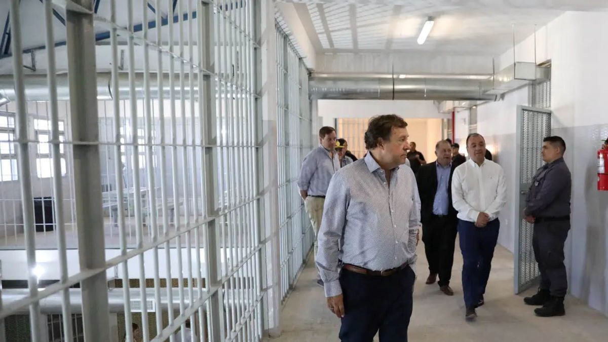 El gobernador Weretilneck encabezó una recorrida por la ampliación de la cárcel de Roca.&nbsp;