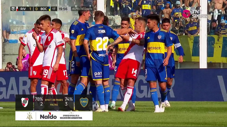 Cavani y el empujón a González Pirez Cavani y el empujón a González Pirez