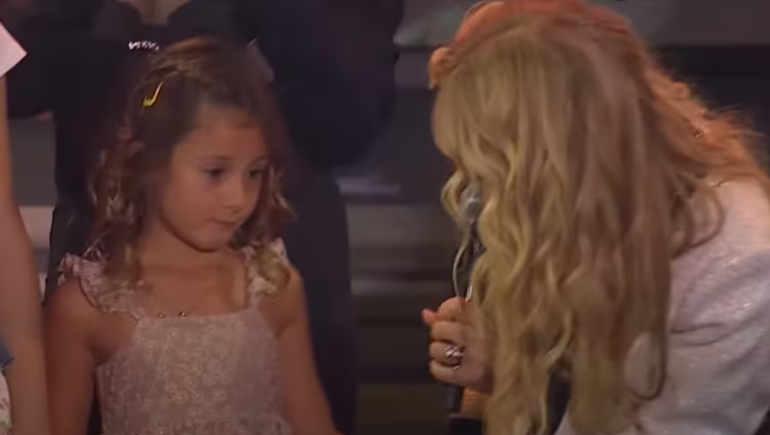 Cris Morena junto a su nieta Mila en una actuación en el Cris Morena Day de Olga