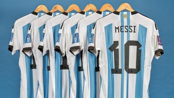Pagaron 7.800.000 millones de dólares por seis camisetas que Lionel Messi usó en el Mundial de Qatar y fueron a subasta. Pagaron 7.800.000 millones de dólares por seis camisetas que Lionel Messi usó en el Mundial de Qatar y fueron a subasta.
