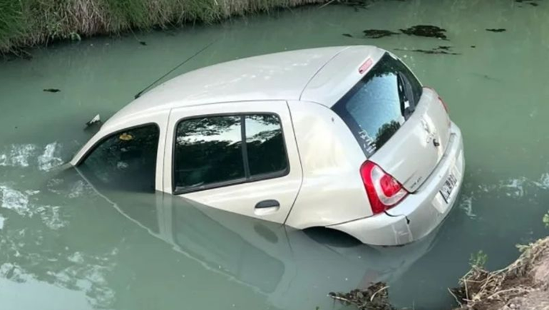 Circulaba a alta velocidad y terminó con el auto adentro del canal Bejarano