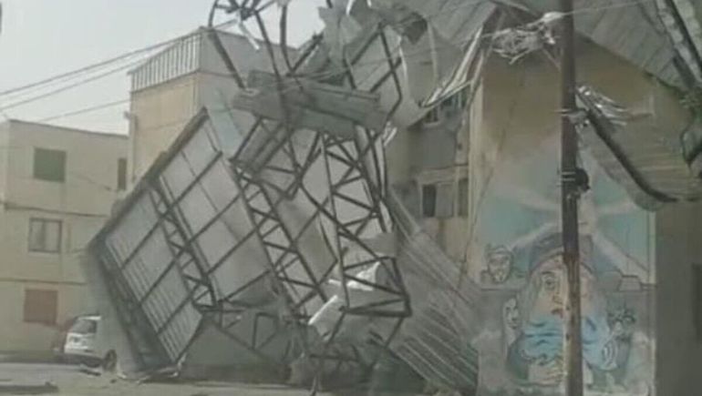 Se voló el techo de un edificio en Comodoro Rivadavia. Se voló el techo de un edificio en Comodoro Rivadavia.