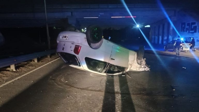 Ruta 7: intentó una maniobra de sobrepaso que le salió mal y sufrió un vuelco