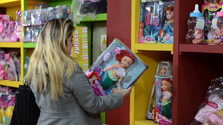 Los negocios tratan de hacer frente a la crisis con los planes de pago hasta en 12 cuotas. Otros ofrecen descuentos por pago en efectivo.