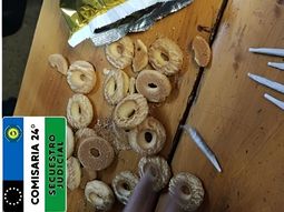 No solo galletitas iban dentro del paquete. Descubrieron que también contenía cigarrillos armados con marihuana. No solo galletitas iban dentro del paquete. Descubrieron que también contenía cigarrillos armados con marihuana.
