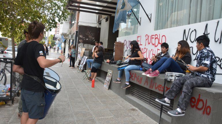 Familiares de la víctima aguardaron en la vereda de la sede judicial.