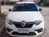 El taxi Renault Sandero se encontraba estacionado frente a la casa de la chofer.
