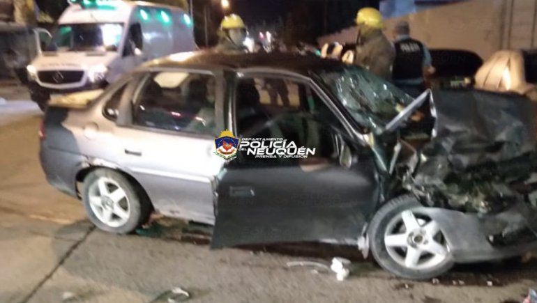 Volvían de fiesta y chocaron una camioneta estacionada: una mujer grave