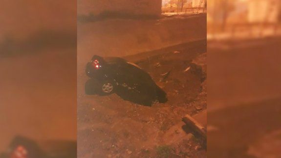 Se lo tragó la tierra: un auto se hundió en plena calle