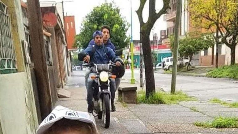 Filmaba a su nena y capturó el momento en que era víctima de motochorros