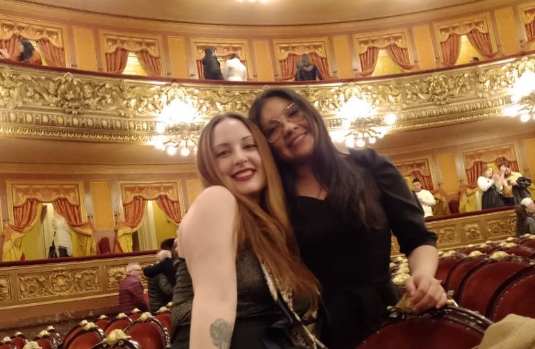 Gloria y una amiga