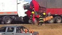 impresionante choque multiple con dos camiones: cuatro personas murieron