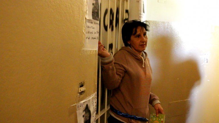 Una mujer se encadenó porque una amiga de toda la vida le usurpó su departamento