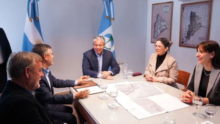 Rolando Figueroa anunció el puente que evitará que Rincón de los Sauces quede aislado