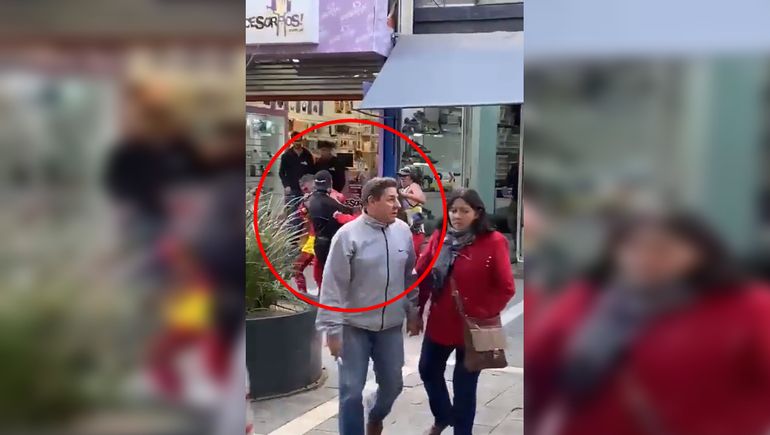 Insólita situación en Córdoba. La intervención del Chapulín Colorado y la Mona Jiménez quedó registrada en video.