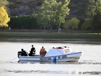 Efectivos de Prefectura Naval junto a los de la Policía rionegrina seguían buscando a los desaparecidos en el río Negro. Efectivos de Prefectura Naval junto a los de la Policía rionegrina seguían buscando a los desaparecidos en el río Negro.